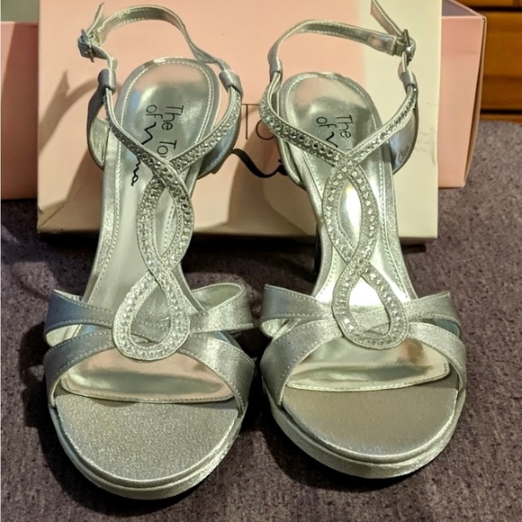 Touch of Nina silver 4" heels, Crystal embellishment, Size 8M - Picture 4 of 6